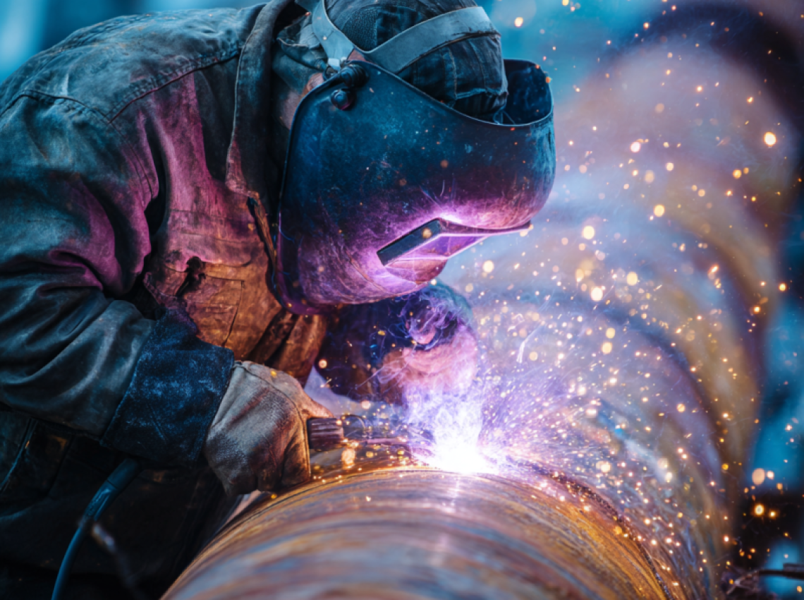 welder demonstrating what does 2g welding position mean on pipe