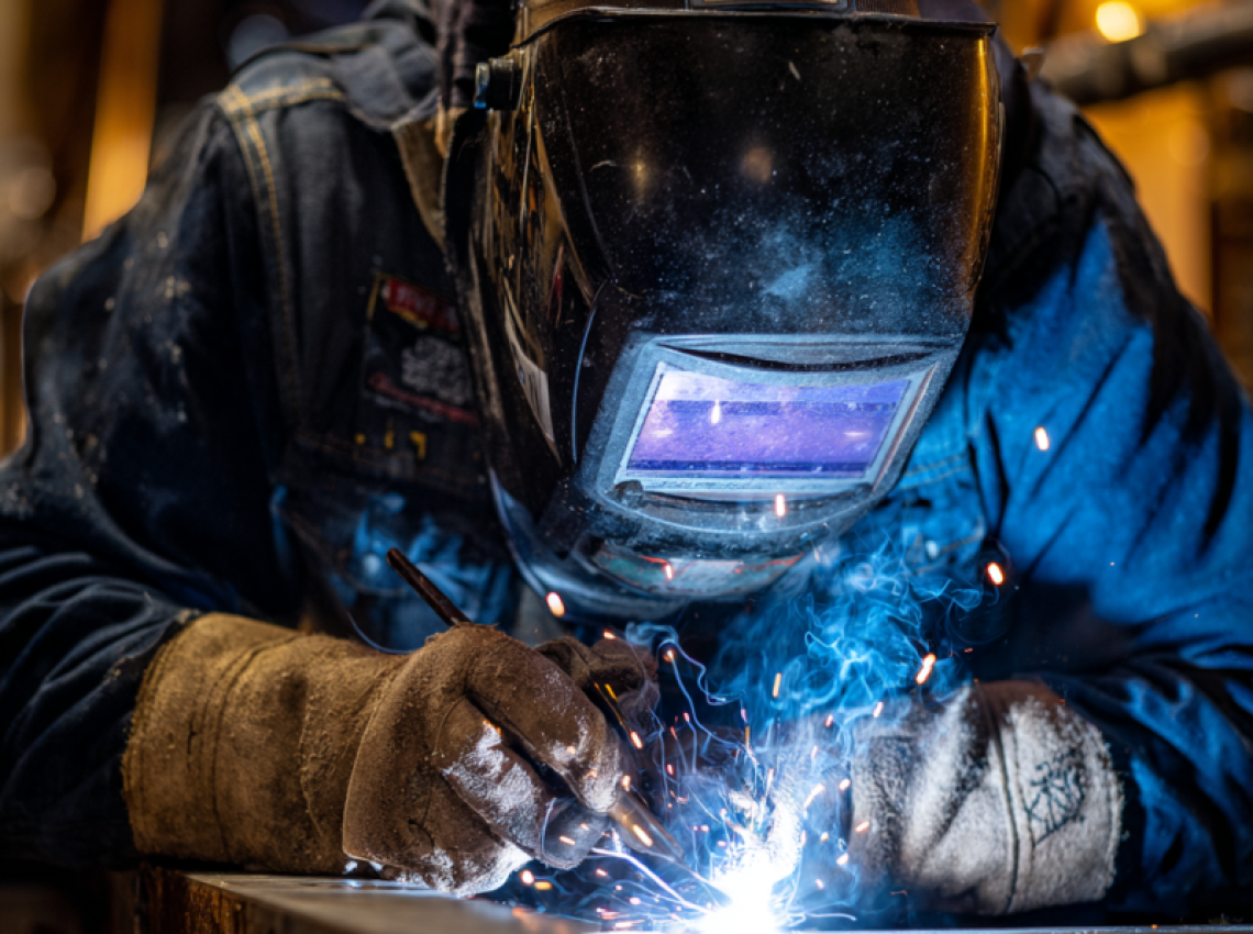 welder demonstrating what is 2g welding position on a pipe
